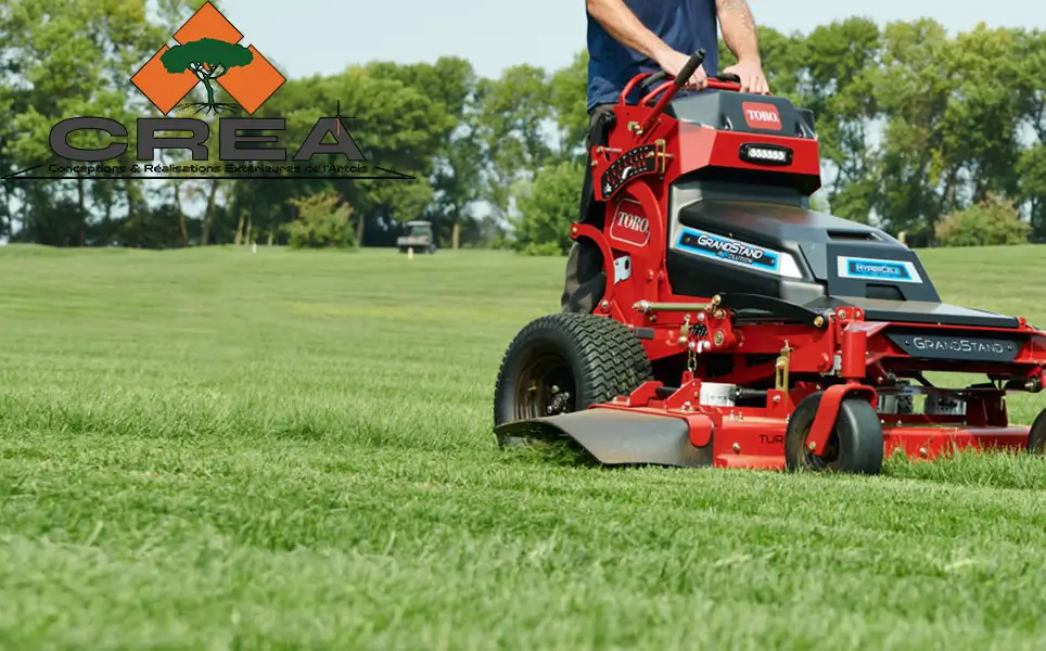 photo d'un homme tondant la pelouse