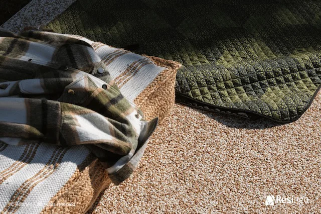 CREA devient Applicateur Agréé Résineo 3 Tapisserie et plaid sur un sol en moquette